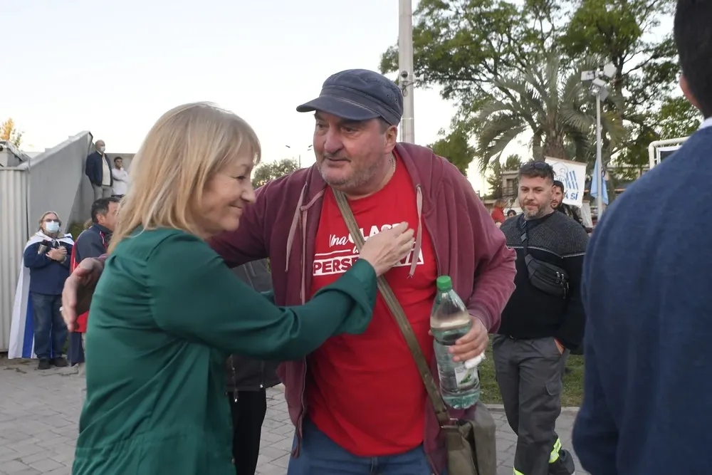 Archivo de 2021, Carolina Cosse y Gabriel Molina, que este lunes 1° de mayo coincidieron en un encuentro en un comité de base