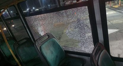 En medio del paro general de la CGT, atacaron a colectivos que se negaron a parar