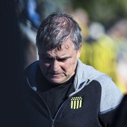 Diego Aguirre, técnico de Peñarol y la decisión de no entrenar porque murió Juan Izquierdo de Nacional Diego Aguirre, técnico de Peñarol y la decisión de no entrenar porque murió Juan Izquierdo de Nacional