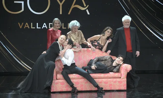 Los presentadores Javier Ambrossi y Javier Calvo posan con (i-d) las actrices Cecilia Roth, Antonia San Juan, Marisa Paredes, Penélope Cruz y el director Pedro Almodóvar, durante la gala de la 38 edición de los Premios Goya.