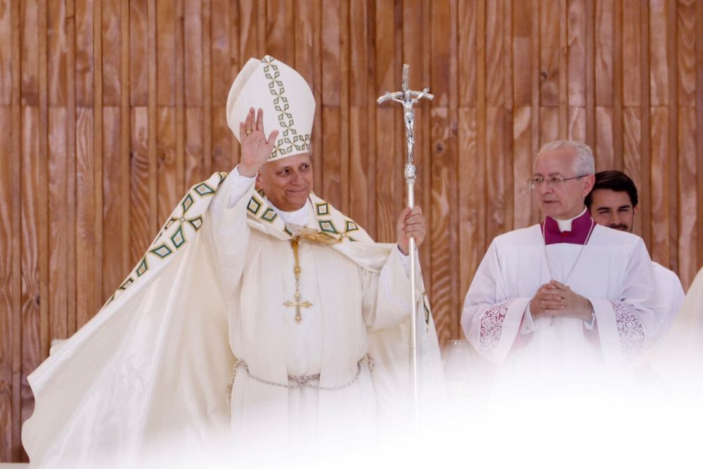 El Papa León XIV saluda durante la Santa Misa celebrada en la Plaza de Cibeles de Madrid el 7 de junio de 2026. El Papa León XIV saluda durante la Santa Misa celebrada en la Plaza de Cibeles de Madrid el 7 de junio de 2026.