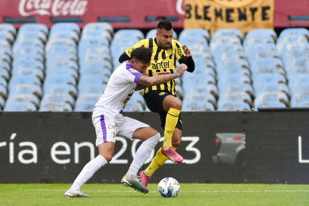Diego Sosa de Peñarol ante Fénix