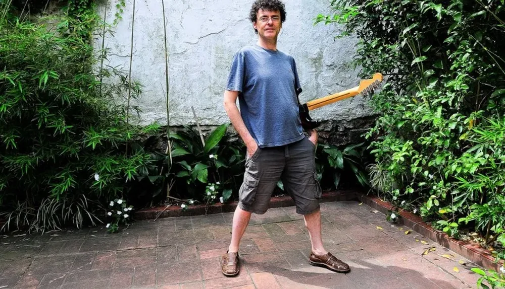 Musso imita la pose de Daniel Viglietti en la tapa del álbum Canciones para un hombre nuevo