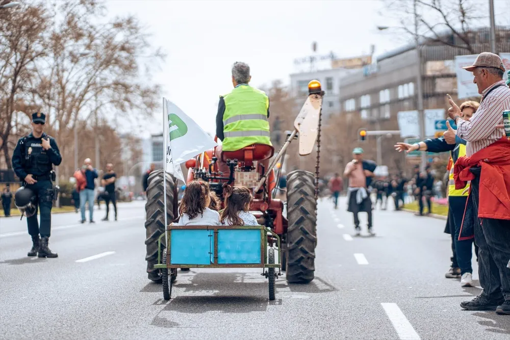 Un agricultor lleva un tractor durante una nueva jornada de protestas de agricultores y ganaderos.