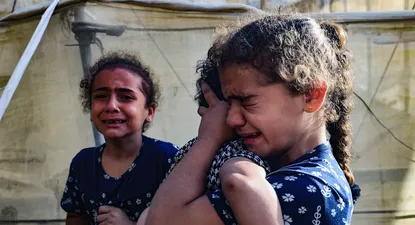 Niños palestinos tras un bombardeo en la Franja de Gaza