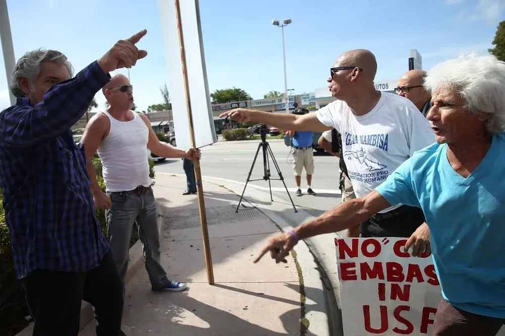 Cubanos radicados en Miami se manifestaron contra los cambios.