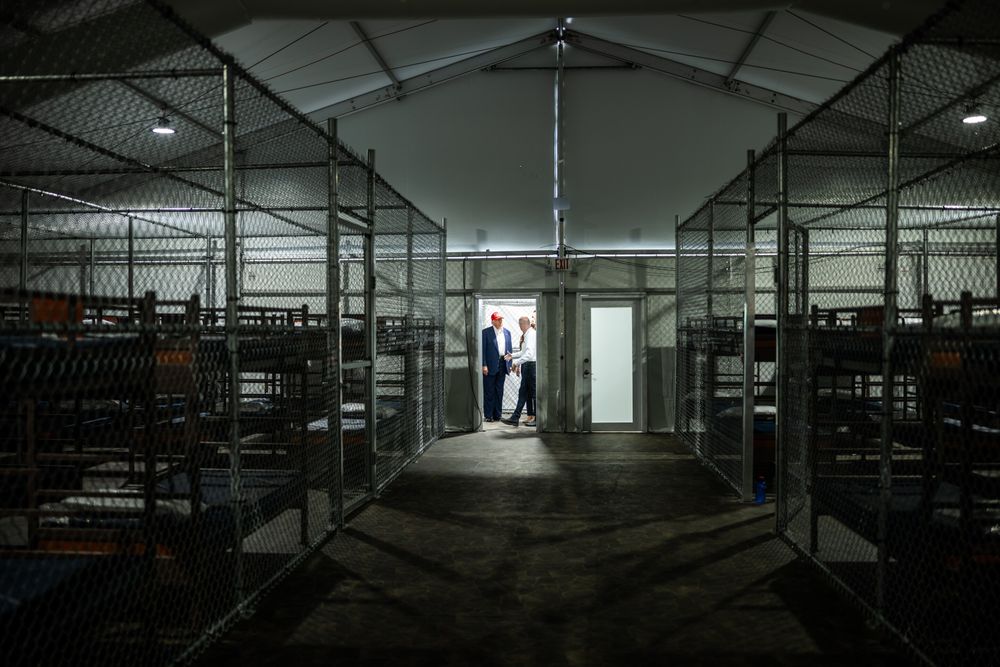 Donald Trump recorriendo las instalaciones del centro de detención para migrantes “Alligator Alcatraz”.