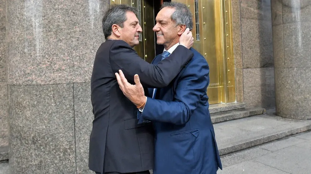 El ministro de Economía y candidato Sergio Massa y Daniel Scioli