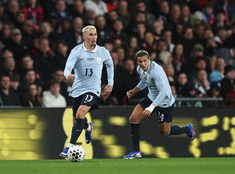 Guillermo Varela y Agustín Canobbio en el partido entre Inglaterra y Uruguay en Wembley