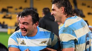 Agustin Creevy y Pablo Matera celebran el triunfo ante los All Blacks