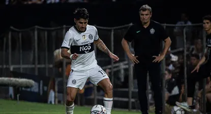 Diego Aguirre en su primer partido como tétnico de Olimpia de Paraguay
