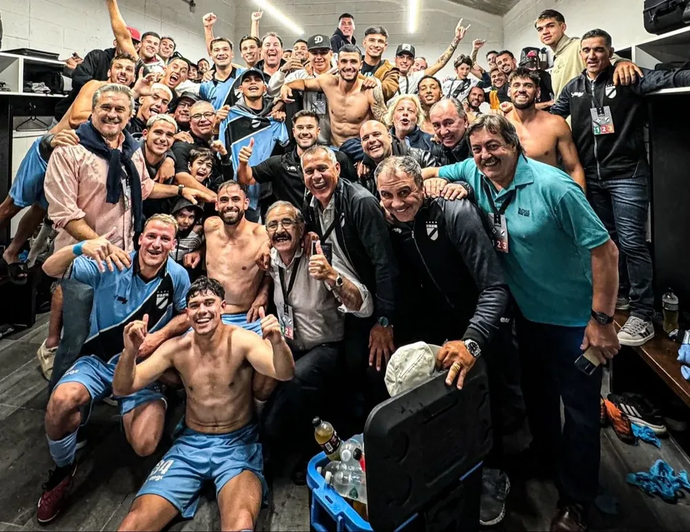 El plantel de Danubio celebró la clasificación a la fase de grupos de la Copa Sudamericana