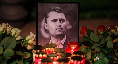 Jóvenes seguidores y detractores de Charlie Kirk debaten el controvertido legado político del activista conservador asesinado