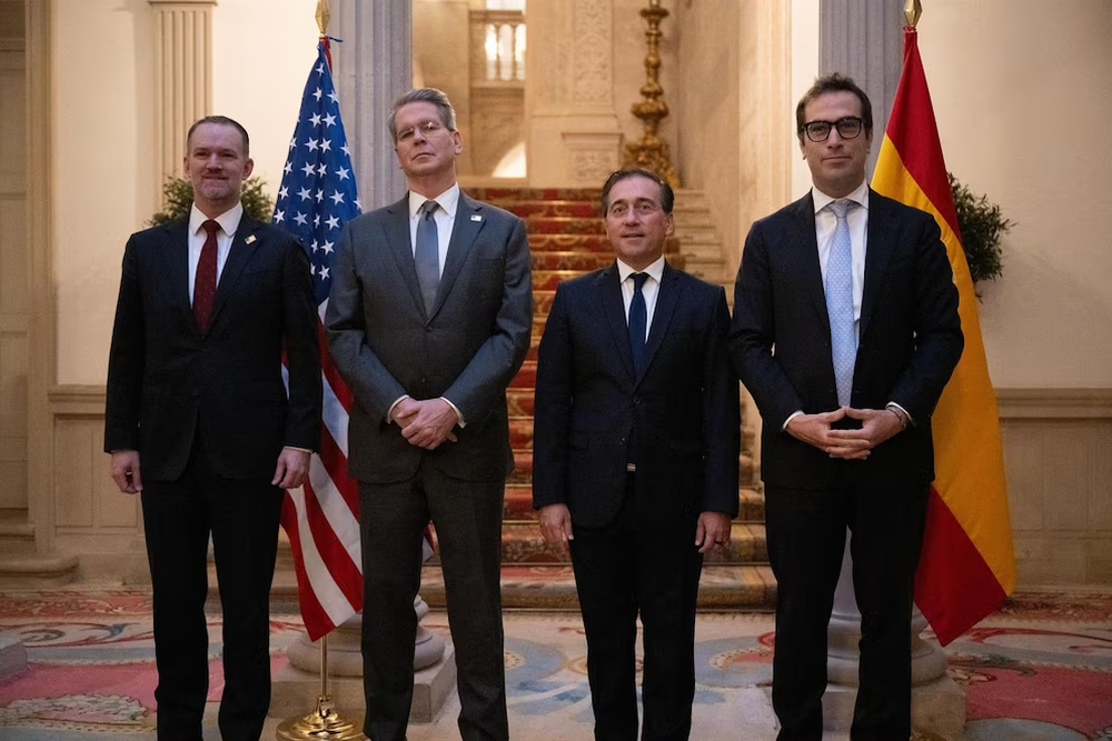 El ministro de Economía, Comercio y Empresa, Carlos Cuerpo, y el ministro de Asuntos Exteriores, José Manuel Albares, se han reunido esta mañana en Madrid con el secretario del Tesoro de Estados Unidos, Scott Bessent, y con el representante de Comercio de Estados Unidos, Jamison Greer.