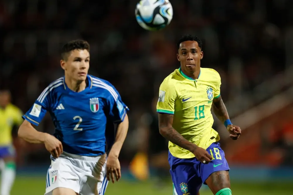 Kevin de Brasil y Zanotti de Italia, en el primer partido del grupo