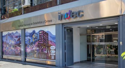 El INDEC difundió duros datos de la economía argentina en el primer trimestre: caída del 5,1% del PBI y desocupación del 7,7%