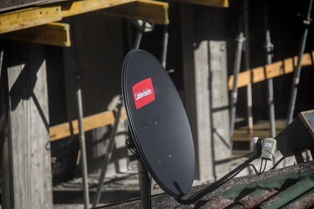 La empresa Cablevisión ofrece servicio de cable por aire en Montevideo y Sano José.