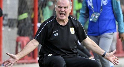 El Observador | Uruguays Argentine head coach Marcelo Bielsa gestures during the 2026 FIFA World Cup South American qualifiers football match between Bolivia and Uruguay at the Municipal de El Alto stadium in El Alto, Bolivia, on March 25, 2025. AIZAR RALDES / AFP