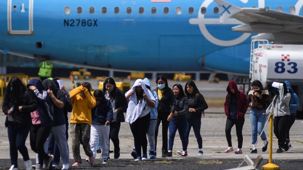 Según el gobierno de EE.UU., 76 menores guatemaltecos fueron &quot;desembarcados&quot; de los aviones en Texas tras el bloqueo temporal de las deportaciones.