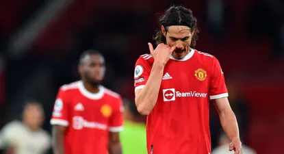 Edinson Cavani se retira de la cancha luego del 5-0 sufrido ante Liverpool en el clásico