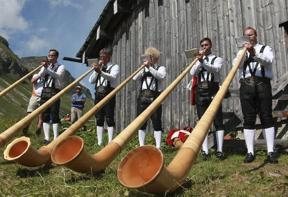 Holanda- Varios músicos tocan el alforn o trompa de los Alpes durante el funeral del príncipe Friso de Holanda