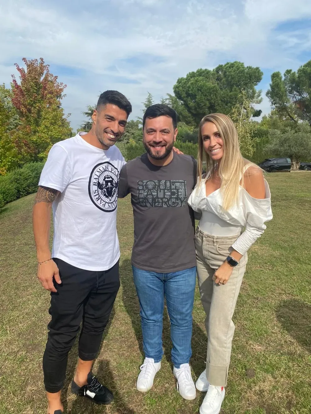 Sugo junto a Suárez y Sofía Balbi