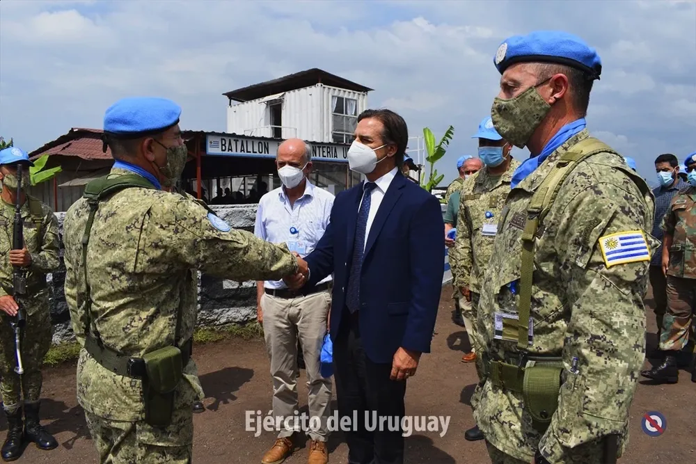 El presidente Lacalle Pou saluda a los militares uruguayos en el Congo