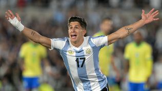 Giuliano Simeone celebra su gol para Argentina ante Brasil por Eliminatorias