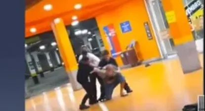 indignacion en brasil: seguridad de supermercado carrefour mato a golpes a un hombre negro