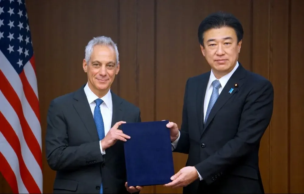 El ministro de Defensa de Japón, Minoru Kihara y el embajador de Estados Unidos en Tokio, Rahm Emanuel en la compra de misiles Tomahawk por parte de Japón.