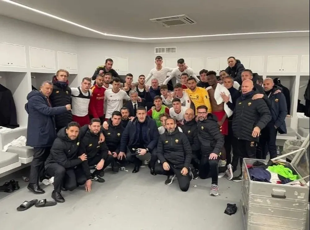 La foto que sacó José Mourinho con los jugadores de Roma tras perder ante Nápoli