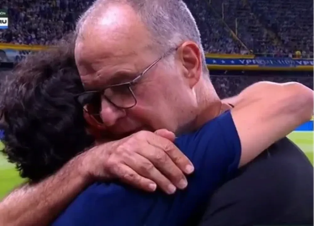 El cálido abrazo entre Aymar y Bielsa