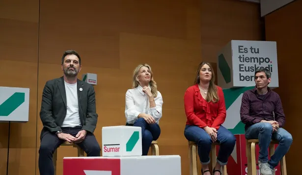 El candidato de Sumar por Guipúzcoa, Andeka Larrea, la vicepresidenta segunda y ministra de Trabajo y Economía Social, Yolanda Díaz, la candidata de Sumar a Lehendakari, Alba García, y el candidato de Sumar por Vizcaya, Jon Hernández, durante un acto de campaña de Sumar.