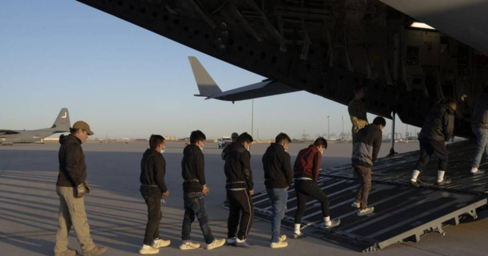 Este jueves arribará a Ezeiza el primer vuelo de argentinos deportados por Estados Unidos.