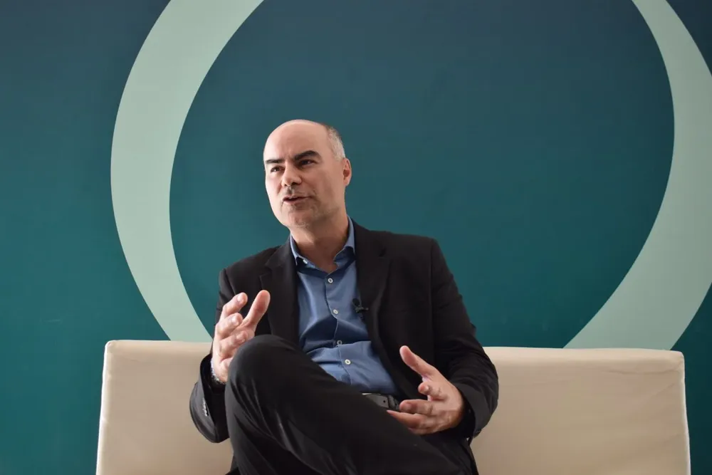 Fernando Leis en el stand de El Observador en America Business Forum.