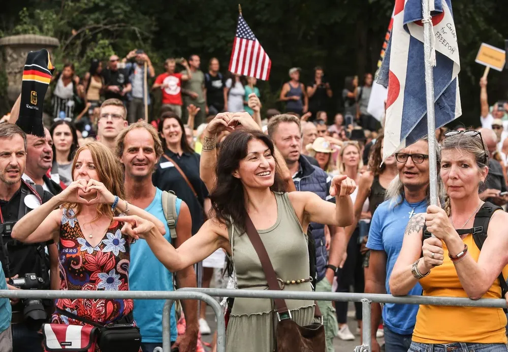 Protestas en Berlín contra las restricciones que tomó el gobierno por la pandemia del coronavirus