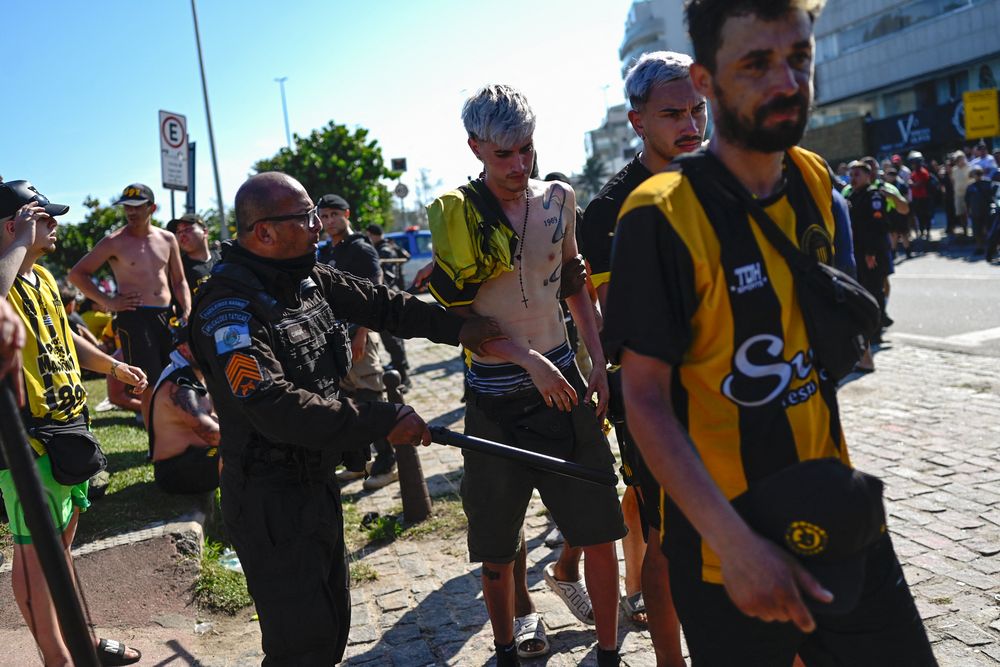 NO PUBLICAR Hinchas de Peñarol detenidos tras disturbios en Río de Janeiro.jpg