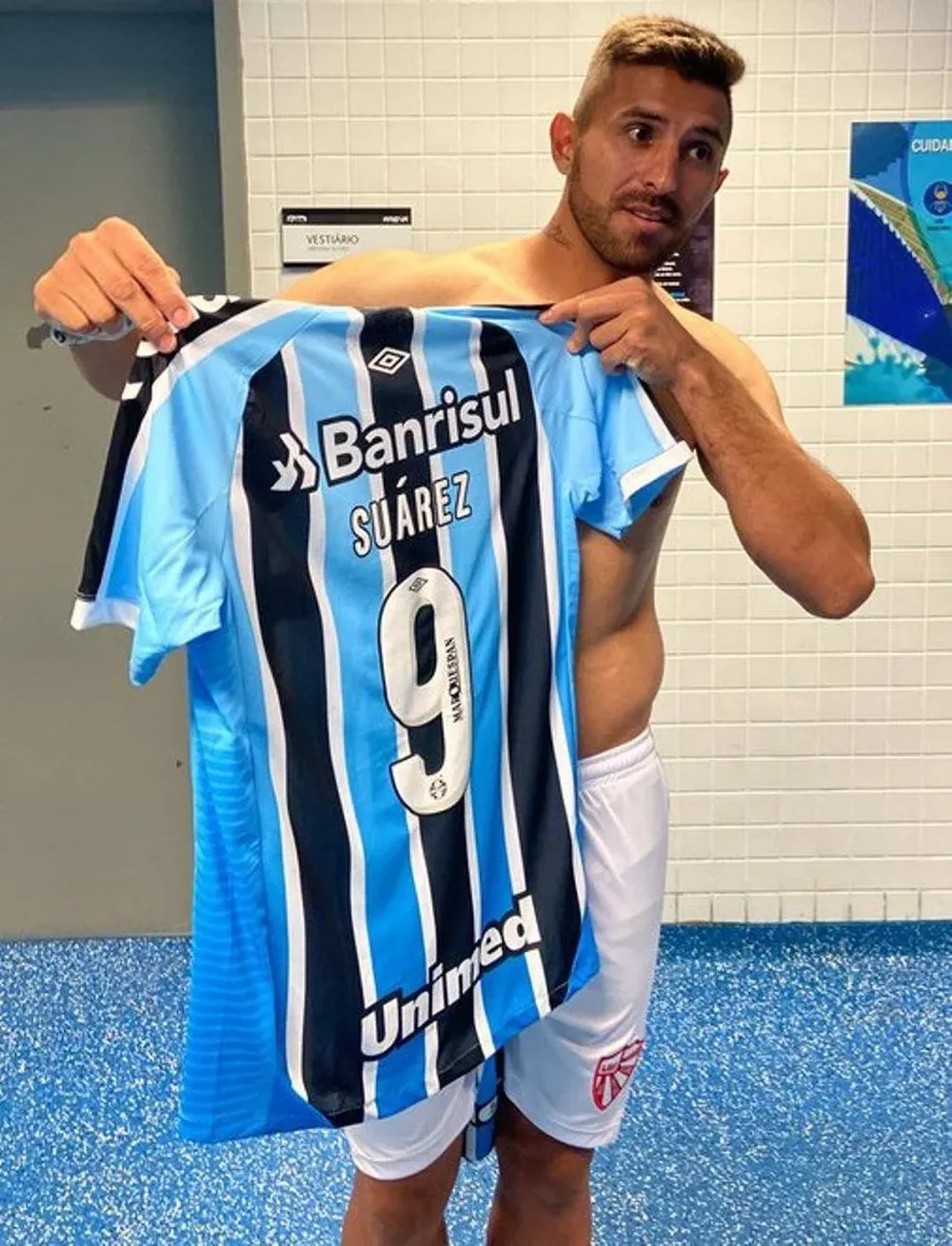 El zaguero Diego Rocha de Sao Luiz, se quedó con la camiseta del debut de Luis Suárez en Gremio y la quiere enmarcar