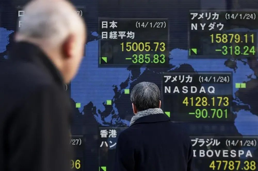 Japón- Peatones se detienen ante una pantalla electrónica con los resultados de la Bolsa de Tokio