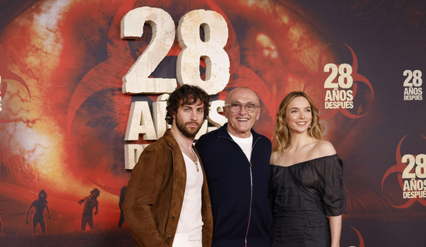 Los actores Aaron Taylor-Johnson y Jodie Comer, junto a Danny Boyle.