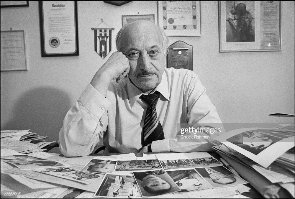 Simon Wiesenthal, en su oficina en el Centro de Documentación Judío, Viena, Austria, junio de 1979.