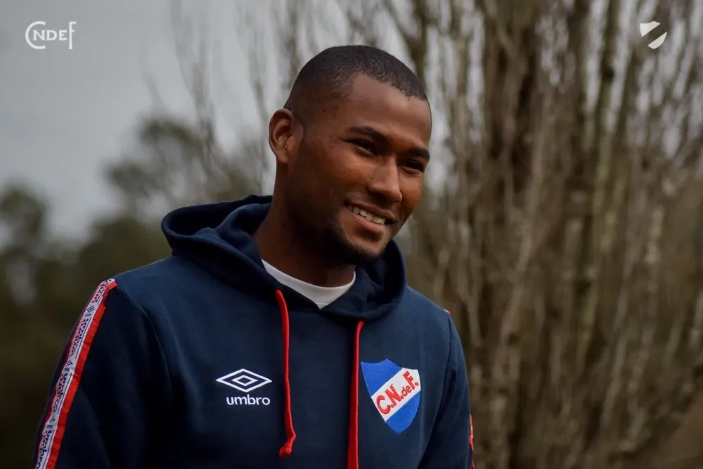 Las primeras fotos de Paulo Vinicius con la indumentaria de Nacional