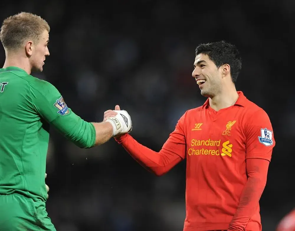 El saludo de Suárez con Hart, golero del United