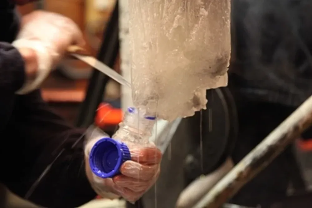 Muestra del lago Vostok tomada por casualidad en febrero de 2012 que resultó estar contaminada