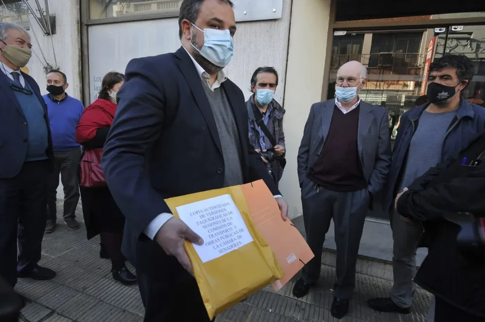 Los 13 senadores del FA se presentaron en Fiscalía