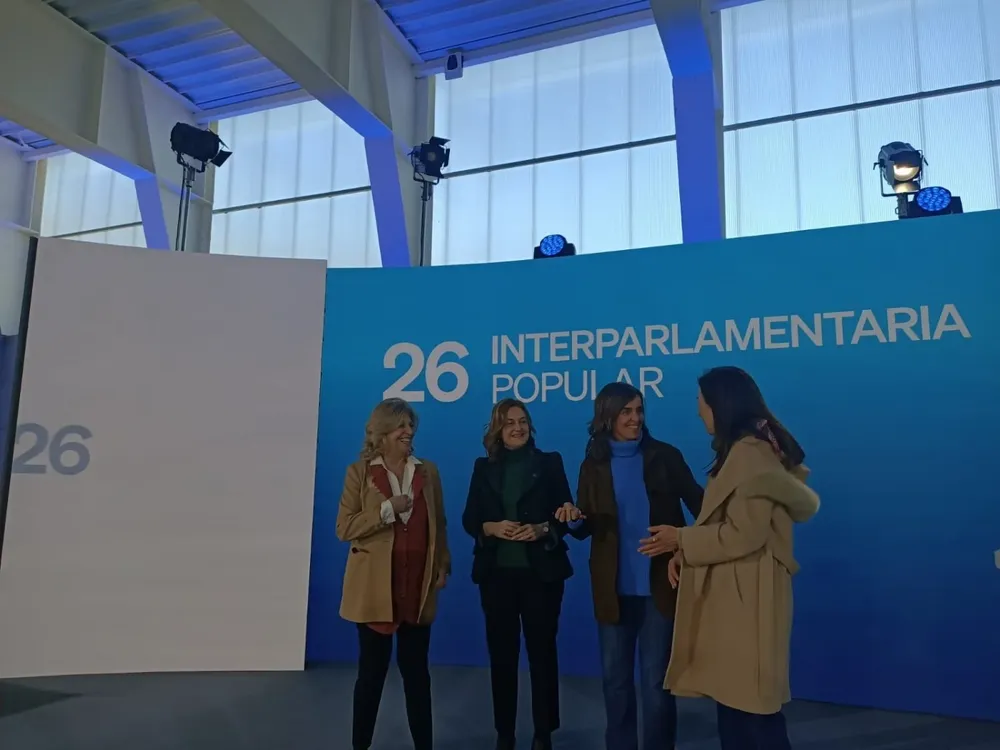 La vicesecretaria de Organización del PP, Carmen Fúnez, realiza declaraciones a los medios antes de que arranque la Interparlamentaria del PP en Orense.