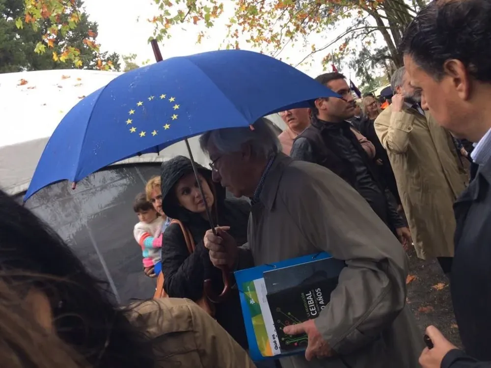 El ministro de Economía Danilo Astori llega a la escuela Nº 24 de Villa Cardal para asistir al Consejo de Ministros