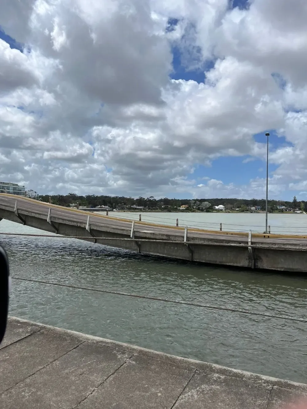 Vista del puente dañado durante el fin de semana