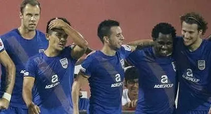 Krisztián Vadócz, el primero de la izquierda, junto a Diego Forlán en Mumbai City