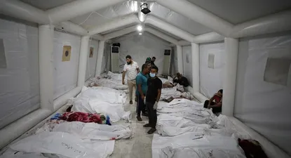 Cuerpos de las víctimas del hospital de Al Ahli Harab a punto de ser trasladados al hospital al-Shifa.